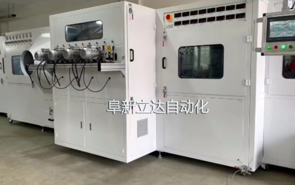 PJ-8八槍雙面自動噴金機(jī)具有自動除塵、智能雙面、整潔美觀、運行穩(wěn)定的特點，阜新立達(dá)自動化裝備有限公司